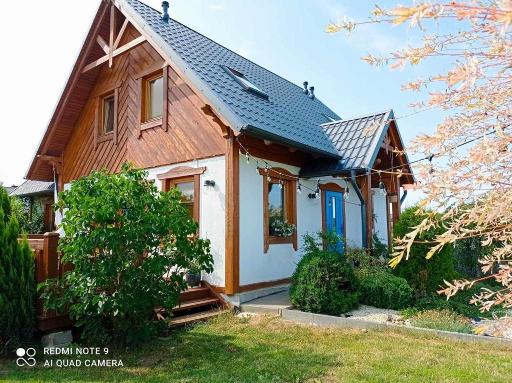 ein kleines Haus mit einem Gameradach in der Unterkunft Żuławska Osada in Trutnowy