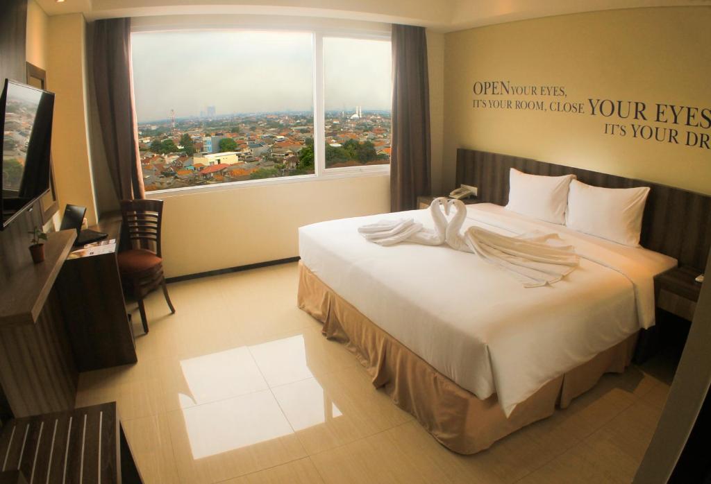Postel nebo postele na pokoji v ubytování MK Hotel Jakarta