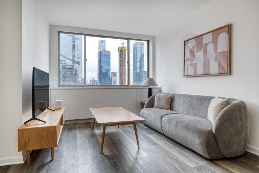 Oleskelutila majoituspaikassa Midtown West 2br w doorman gym wd nr Times Sq NYC-1068