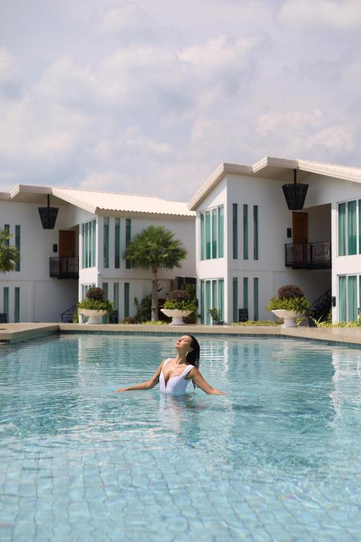 a woman in a swimming pool in a hotel at Vannee Golden Sands Beachfront Resort in Haad Rin