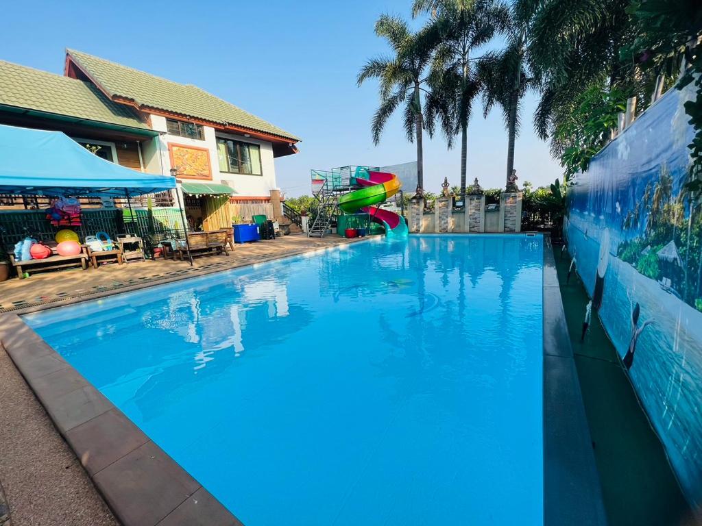 Pool Villa Kiang Na Mae Rim tesisinde veya buraya yakın yüzme havuzu