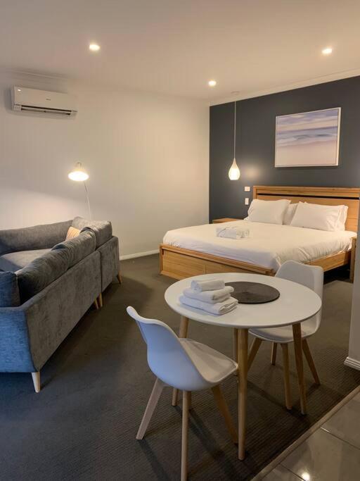 Posezení v ubytování Beachfront self contained studio