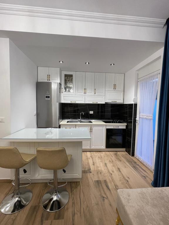 Leonard's Apartment - Image 4