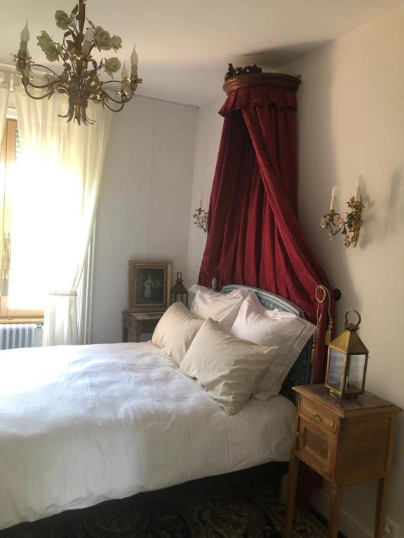 Postel nebo postele na pokoji v ubytování La Demeure d'Olympe