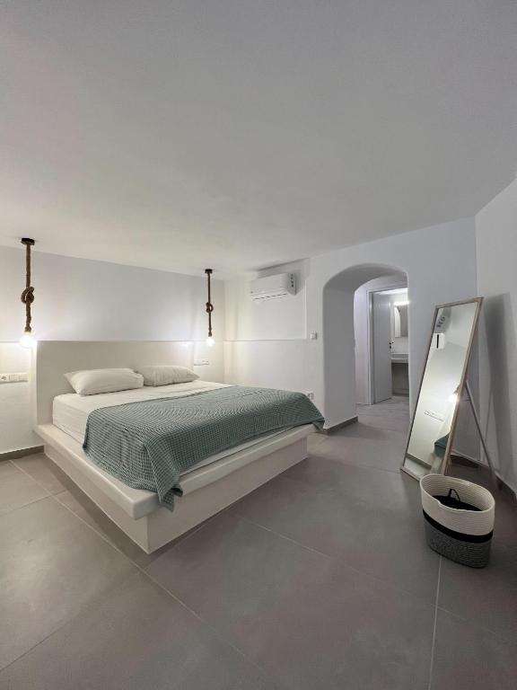 En eller flere senge i et værelse på Cycladic Stone House