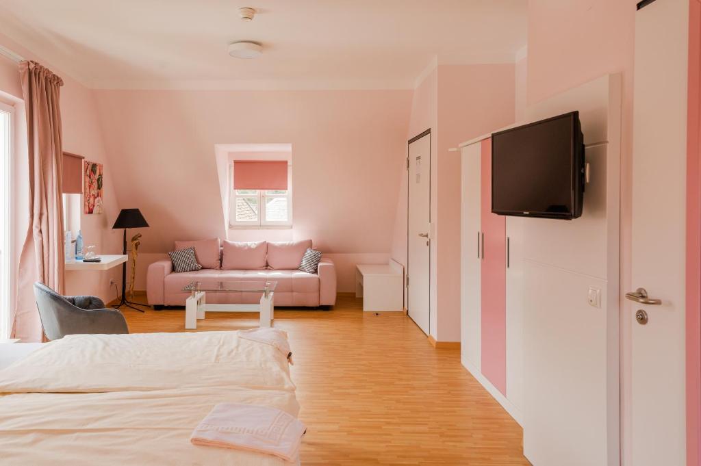 TV a/nebo společenská místnost v ubytování Hotel & Café Ritter von Böhl