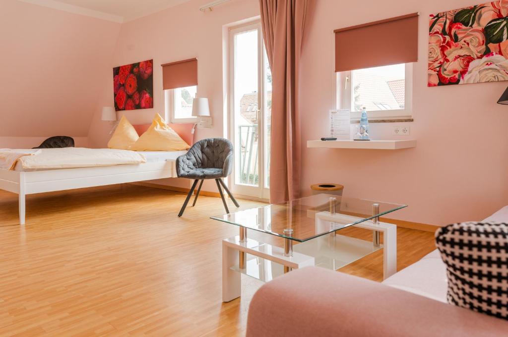 Postel nebo postele na pokoji v ubytování Hotel & Café Ritter von Böhl
