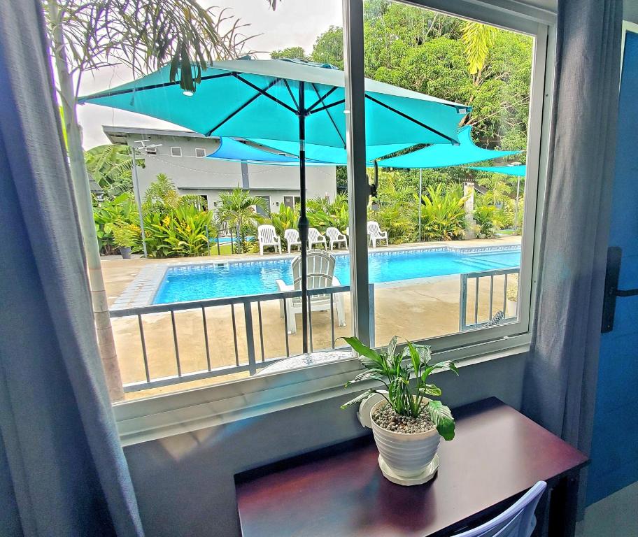 Bazén v ubytování Hidden Palms Inn Deluxe Room nebo v jeho okolí