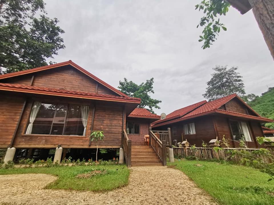 domek wiejski ze schodami i domem w obiekcie Butterfly Valley w mieście Ban Na Phoc Thap