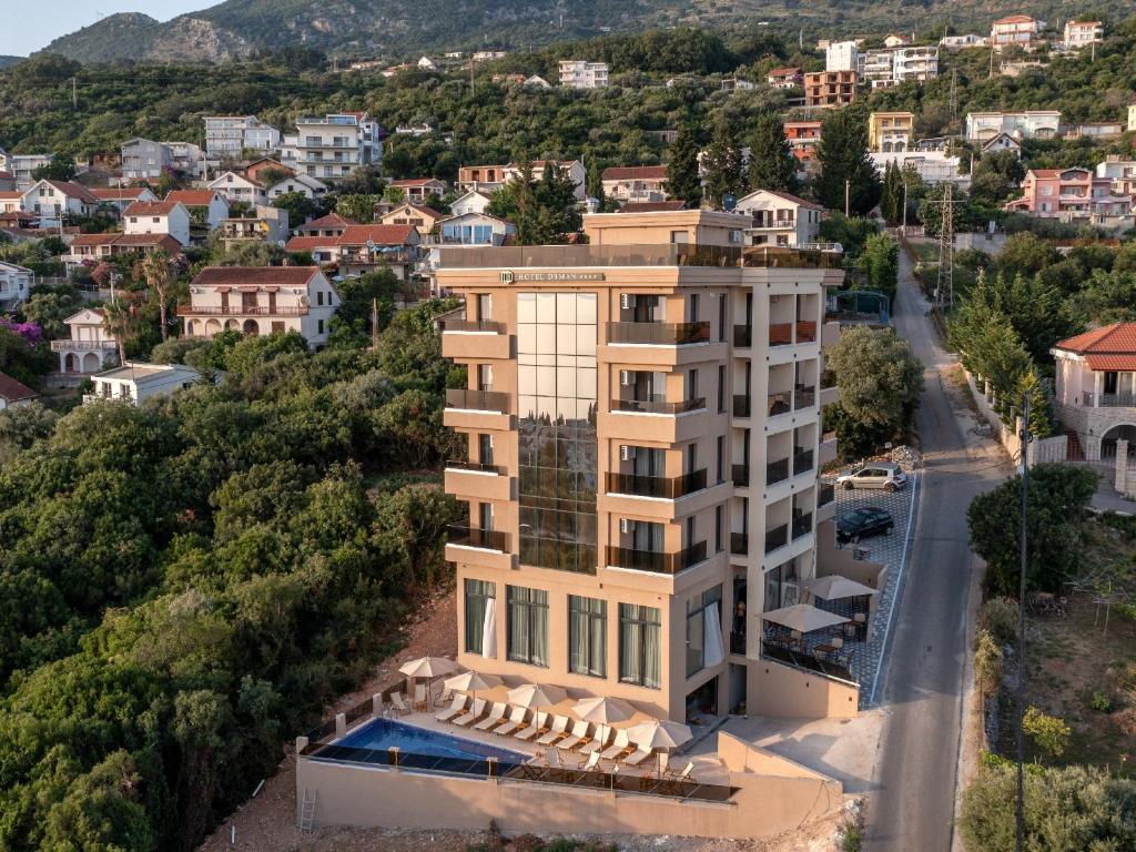 una vista aérea de un edificio con piscina en Hotel Diman, en Dobra Voda
