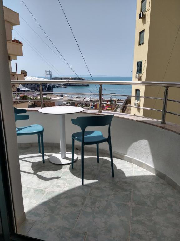 d'un balcon avec une table et des chaises donnant sur l'océan. dans l'établissement Durazzo Vollga 1, à Durrës