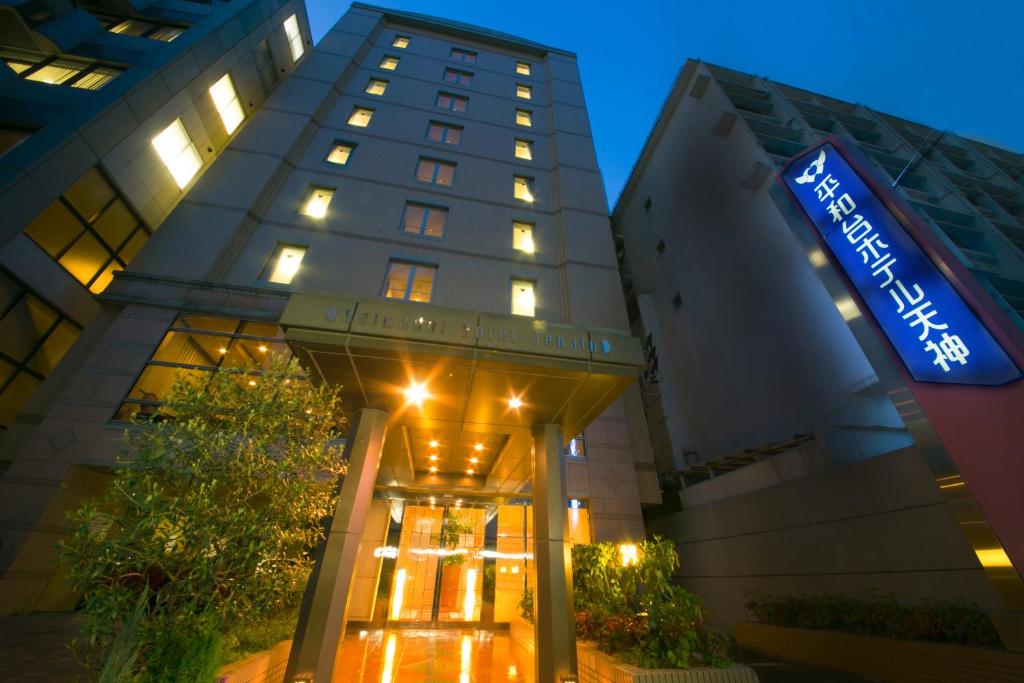 un hôtel avec un panneau devant un bâtiment dans l'établissement Heiwadai Hotel Tenjin, à Fukuoka