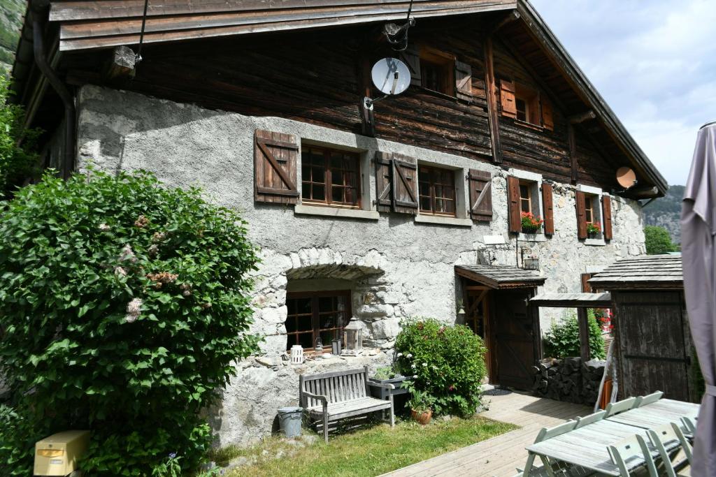 un bâtiment avec une horloge sur le côté dans l'établissement Le Vallorcin, chalet le Sizeray - Mont Blanc, à Vallorcine