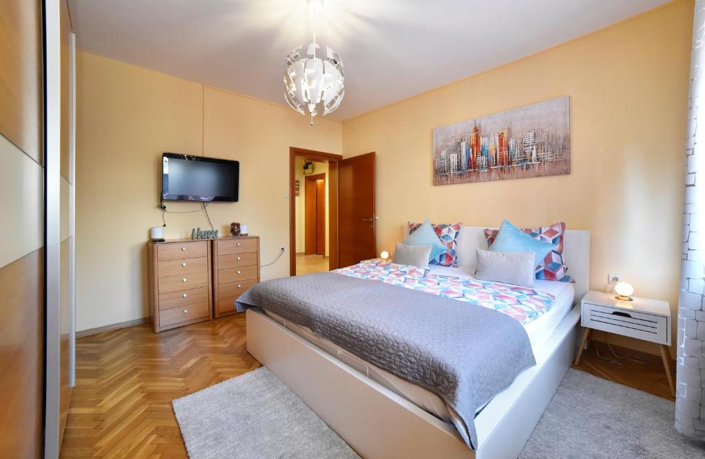 ein Schlafzimmer mit einem großen Bett und einem TV in der Unterkunft Apartment Ana in Zagreb