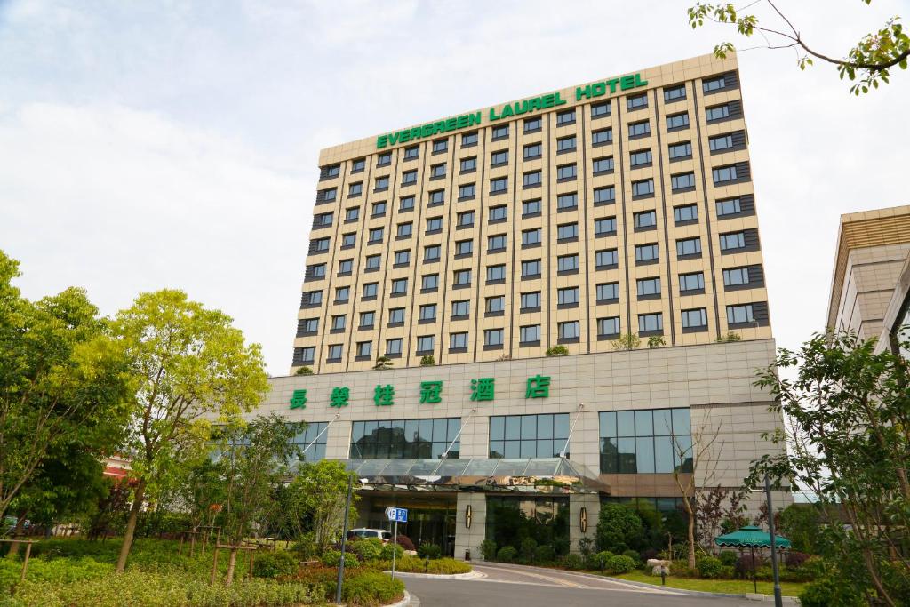una representación del trompeta centro internacional de convenciones hoteleras en Evergreen Laurel Hotel, Shanghai en Shanghái