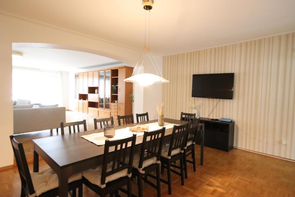 a dining room with a table and chairs and a television at Monteurwohnung Saarlouis, Ferienhaus, WLAN, Parkplatz in Saarlouis