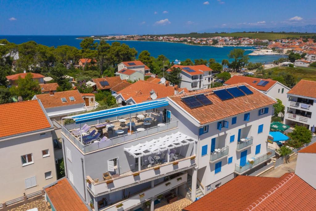 an aerial view of a building with a swimming pool at Pansion Pirat in Petrcane