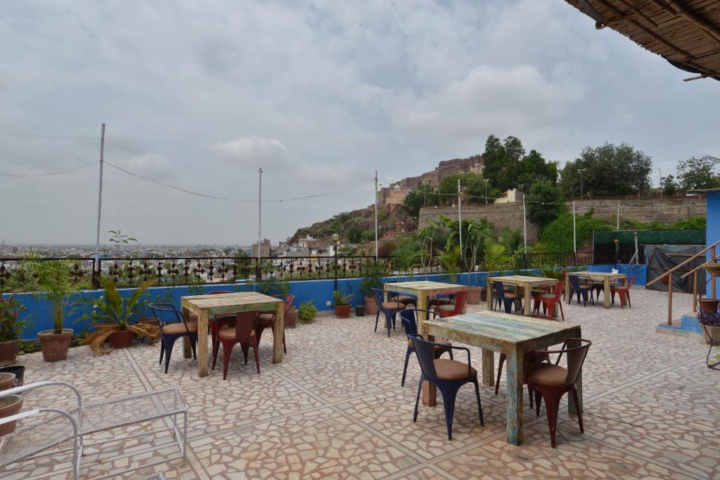 Hotel Bawarri Haveli tesisinde bir restoran veya yemek mekanı