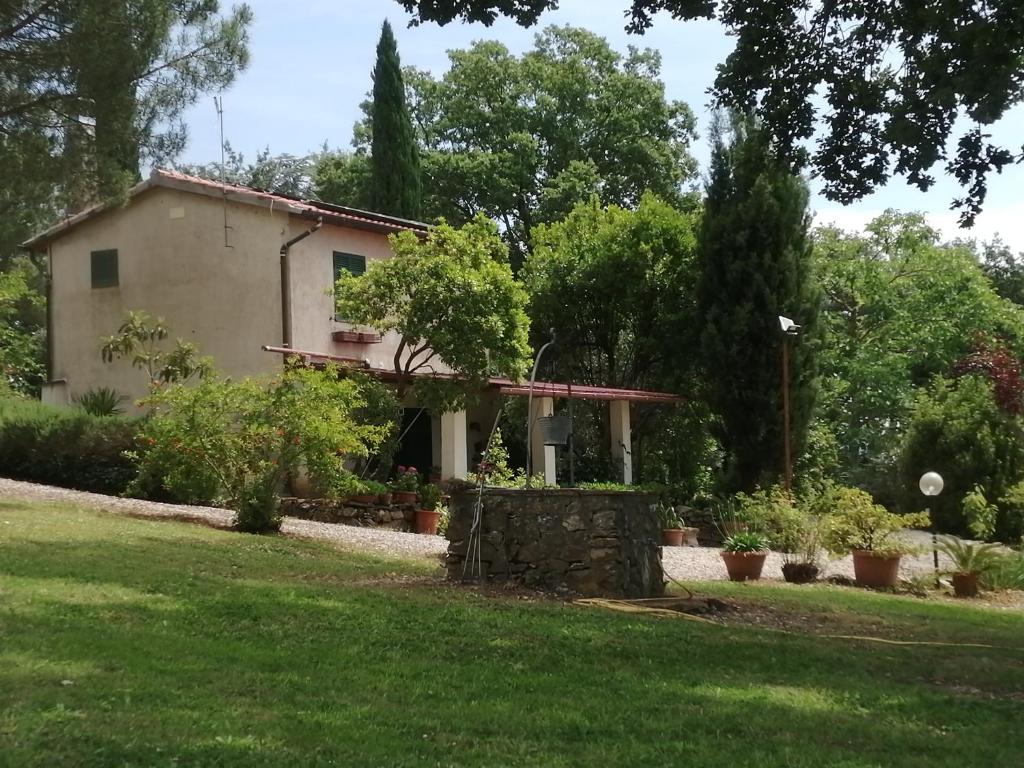 uma casa no meio de um quintal em Casetta in campagna. Bilocale con veranda em Scansano