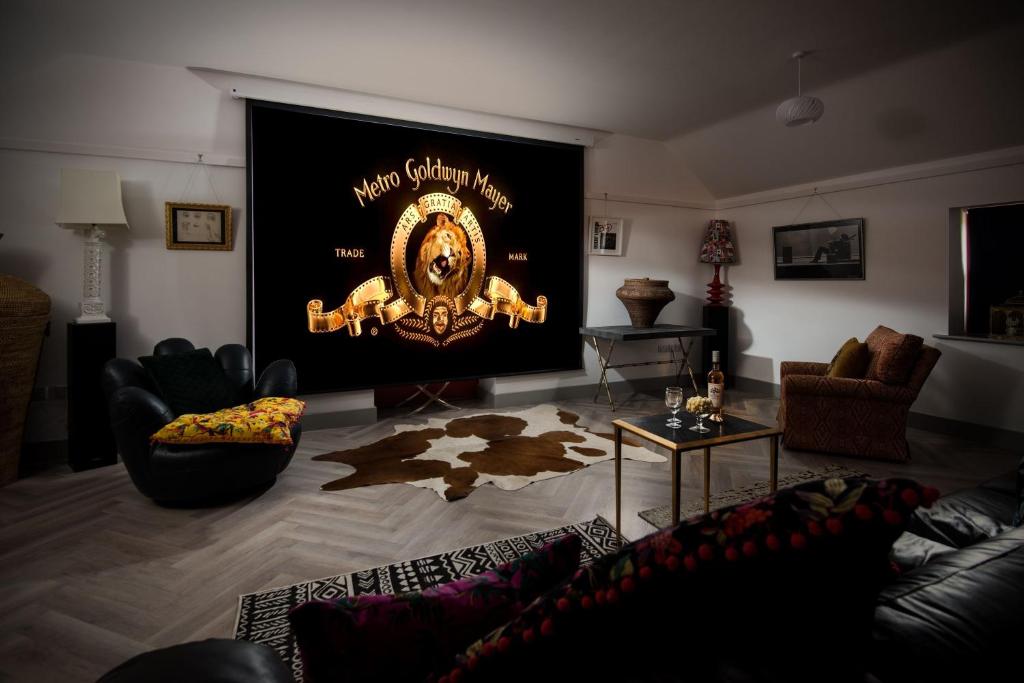 una sala de estar con una pantalla grande con una película en Fell End, en Brampton