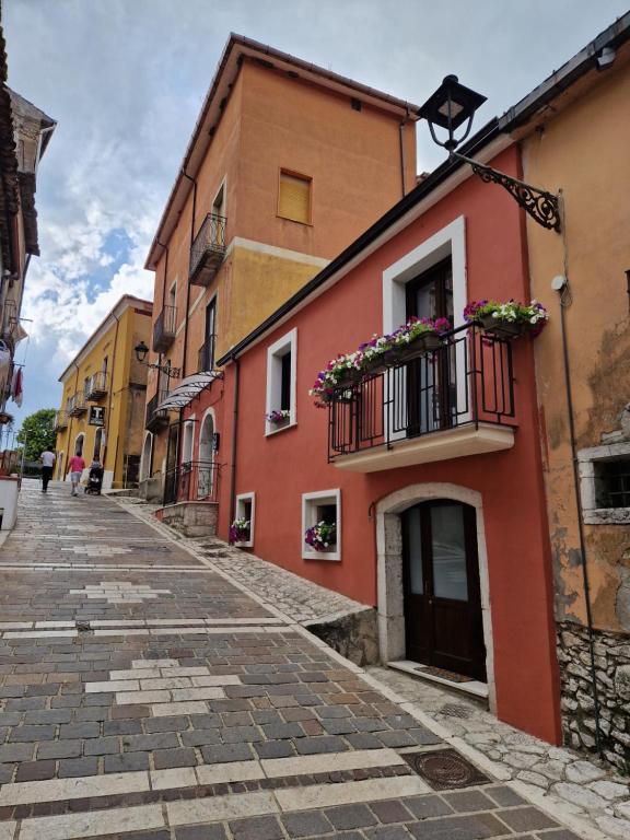 une rue pavée dans une ville avec des bâtiments colorés dans l'établissement la corte dei filangieri rooms, 
