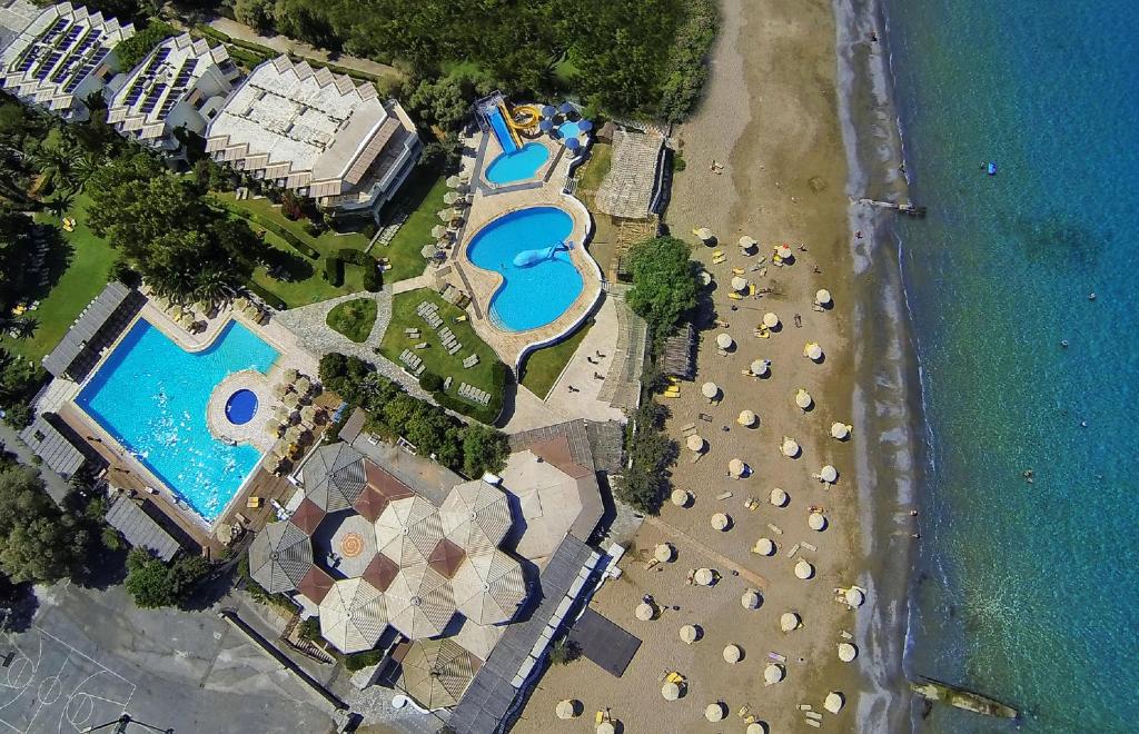 Bazén v ubytování Apollonia Beach Resort & Spa nebo v jeho okolí