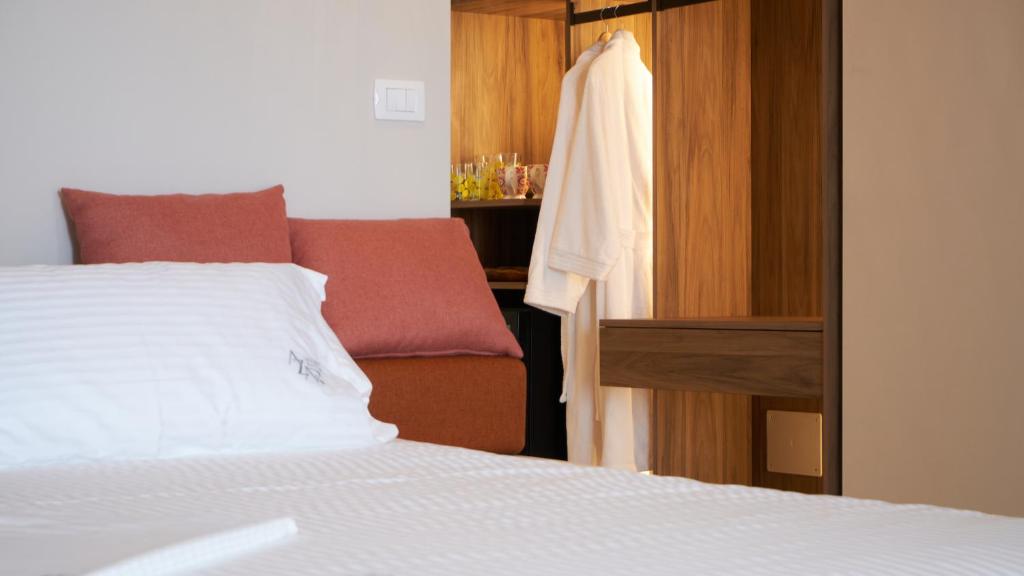 Postel nebo postele na pokoji v ubytování Azar Luxury Suites