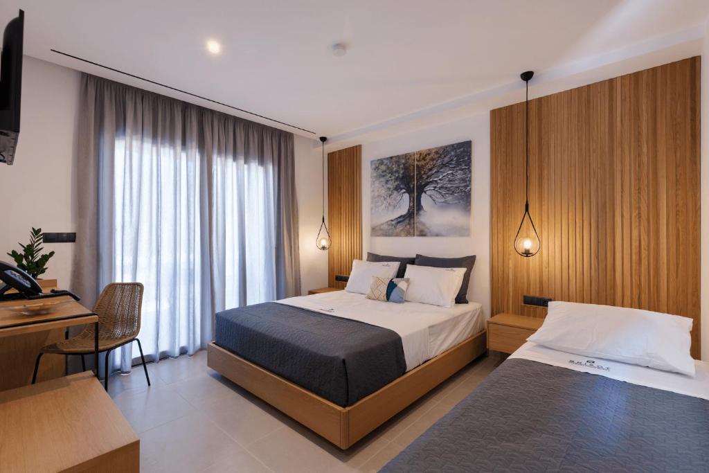 Habitación de hotel con cama y escritorio en Brisot en Galatas