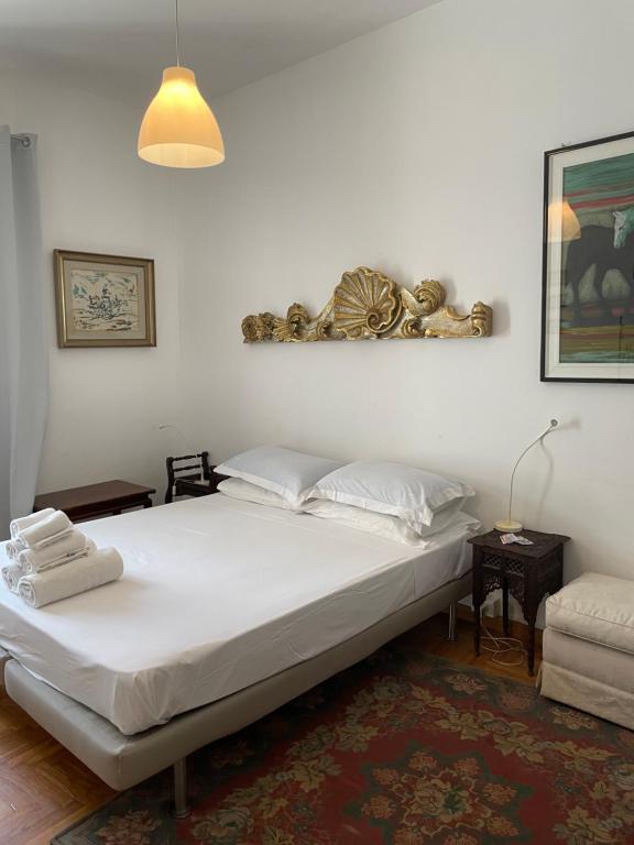 een slaapkamer met een groot wit bed in een kamer bij Da Cristina Palazzo Atanasio in Palermo