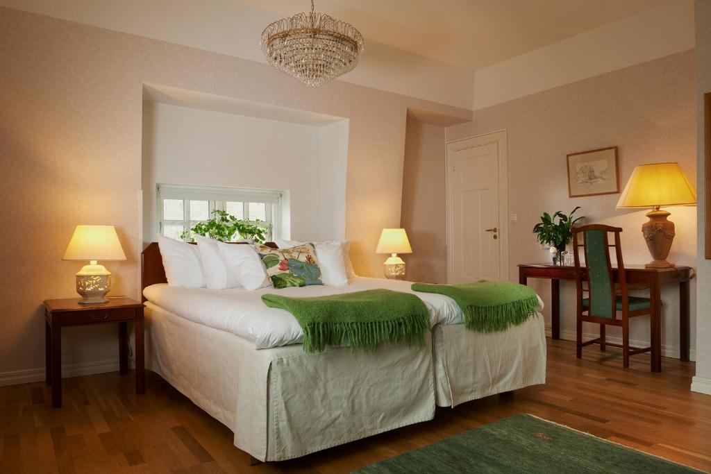 Postel nebo postele na pokoji v ubytování Kiviks Hotell