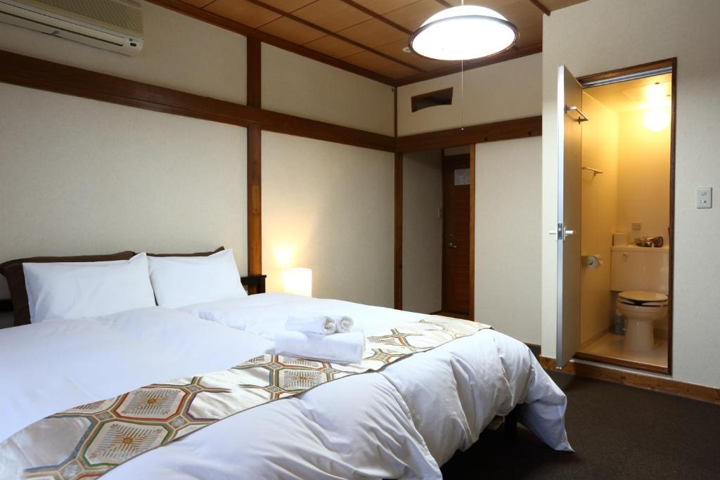 Postel nebo postele na pokoji v ubytování Snowlines Lodge Hakuba