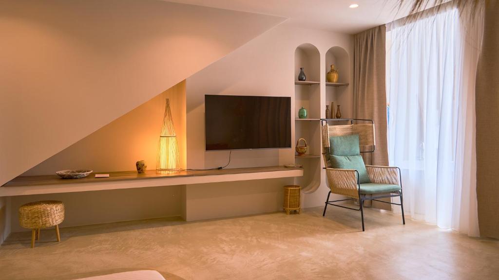 TV a/nebo společenská místnost v ubytování Azar Luxury Suites