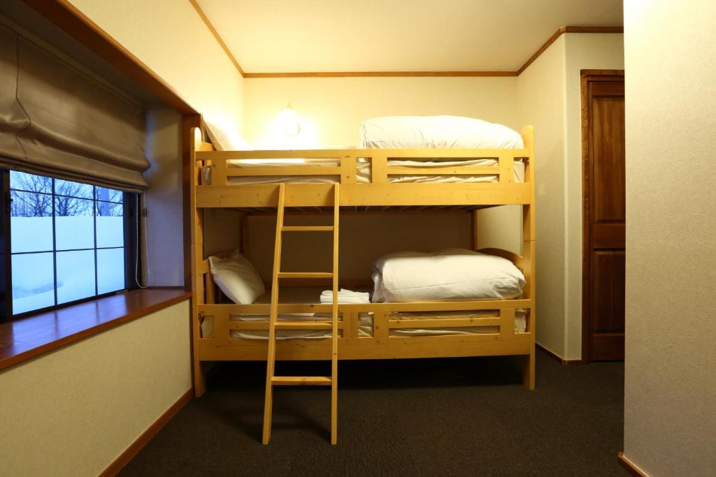 Postel nebo postele na pokoji v ubytování Snowlines Lodge Hakuba