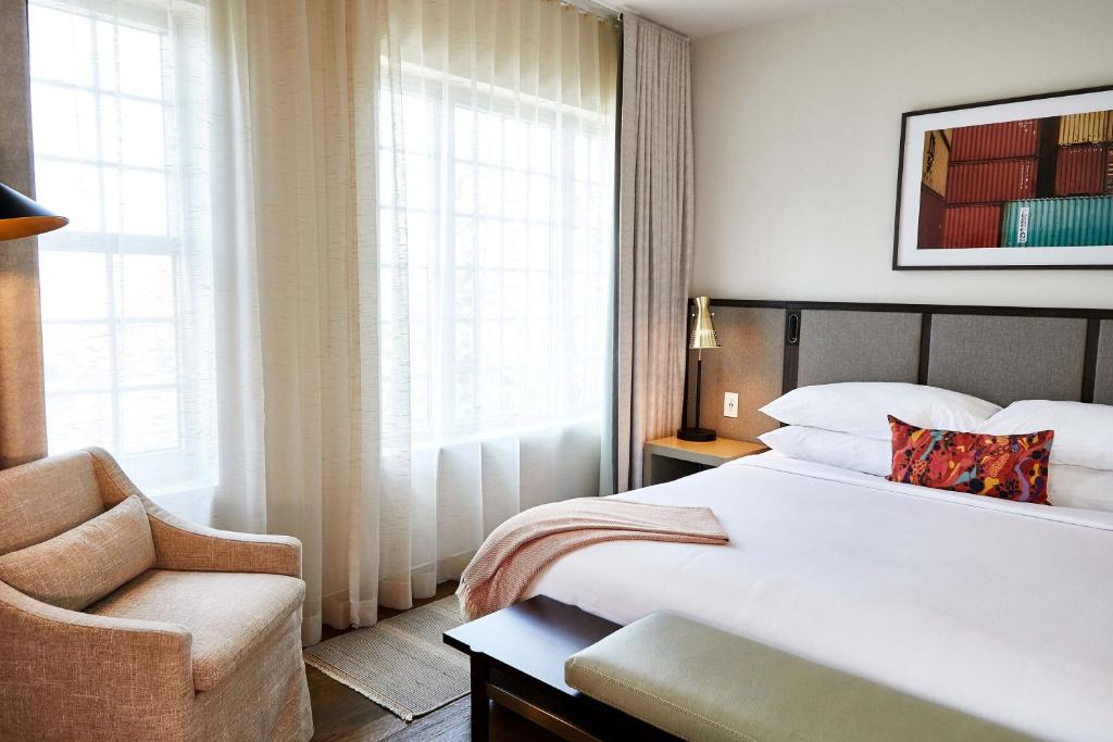Postel nebo postele na pokoji v ubytování The Alida, Savannah, a Tribute Portfolio Hotel