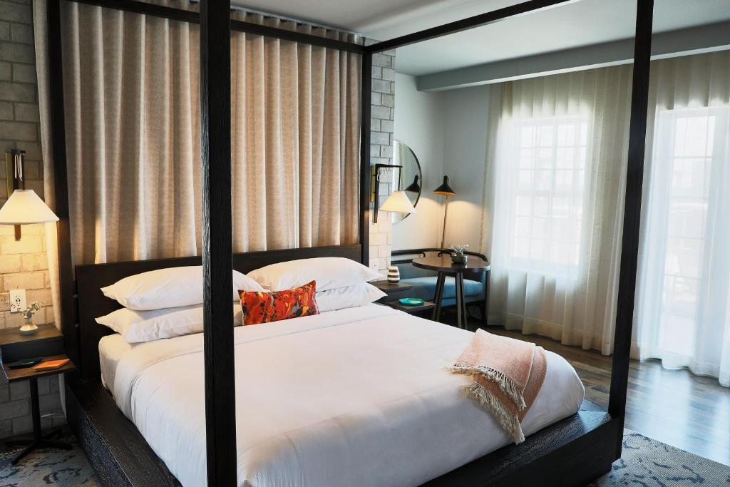 Postel nebo postele na pokoji v ubytování The Alida, Savannah, a Tribute Portfolio Hotel