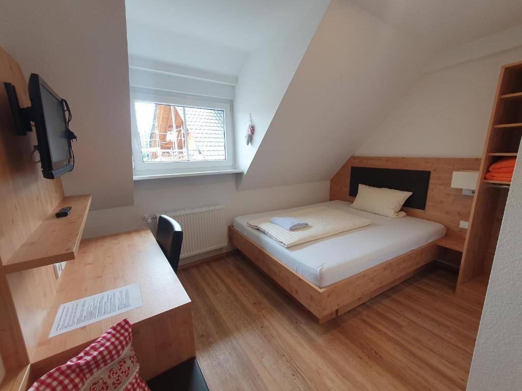 Postel nebo postele na pokoji v ubytování Hotel Zum Rebstock