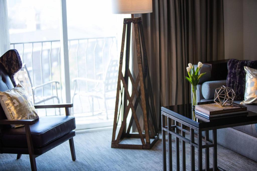 Renaissance Waterford Oklahoma City Hotel - Suite King Con Una Camera Da Letto Con Divano Letto