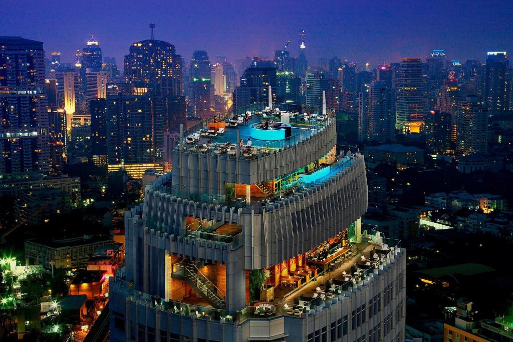 a view of a tall building in a city at night at Bangkok Marriott Hotel Sukhumvit in Bangkok