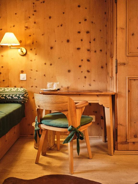 Postel nebo postele na pokoji v ubytování Hotel Chesa Grischuna