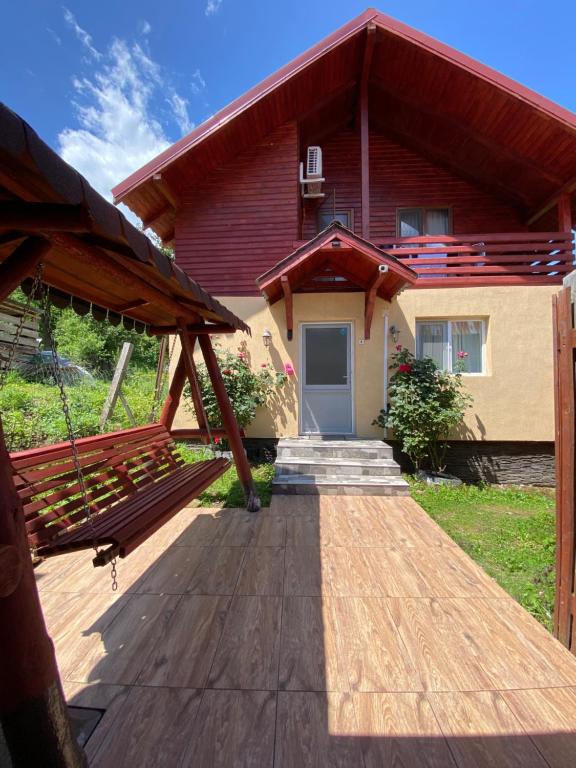 una casa con una rampa de madera que conduce a la puerta principal en Mountain escape in Carpathian en Malaia