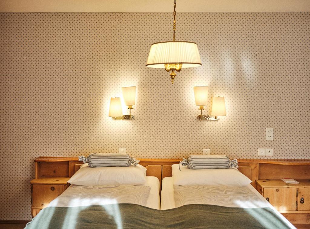 Postel nebo postele na pokoji v ubytování Hotel Chesa Grischuna