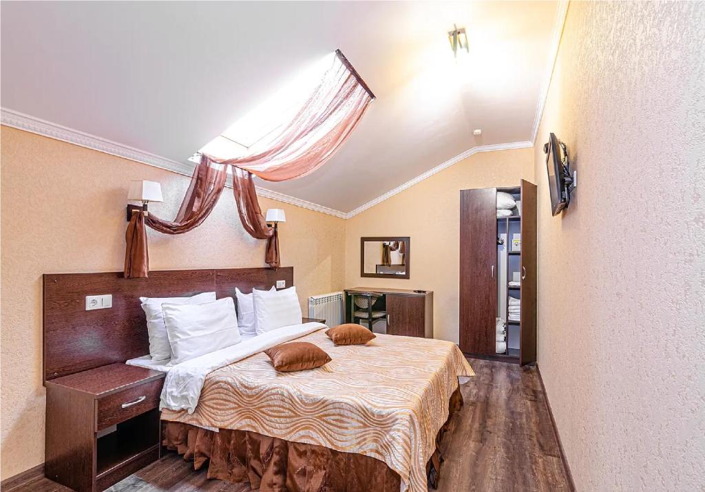 ein Schlafzimmer mit einem großen Bett in einem Zimmer in der Unterkunft Agata sunrise apartment in Megali Ammos