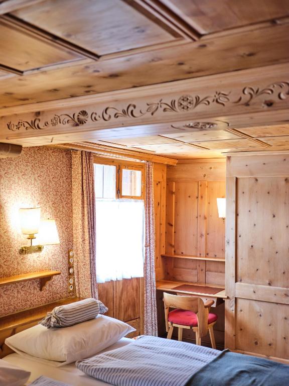 Postel nebo postele na pokoji v ubytování Hotel Chesa Grischuna