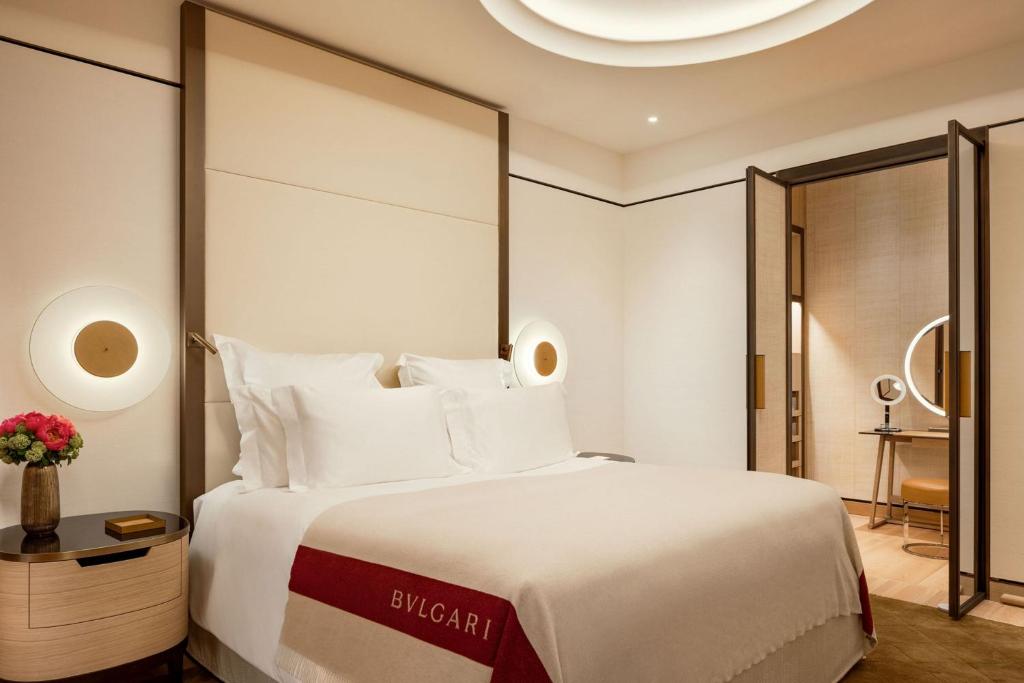 Postel nebo postele na pokoji v ubytování Bvlgari Hotel Roma