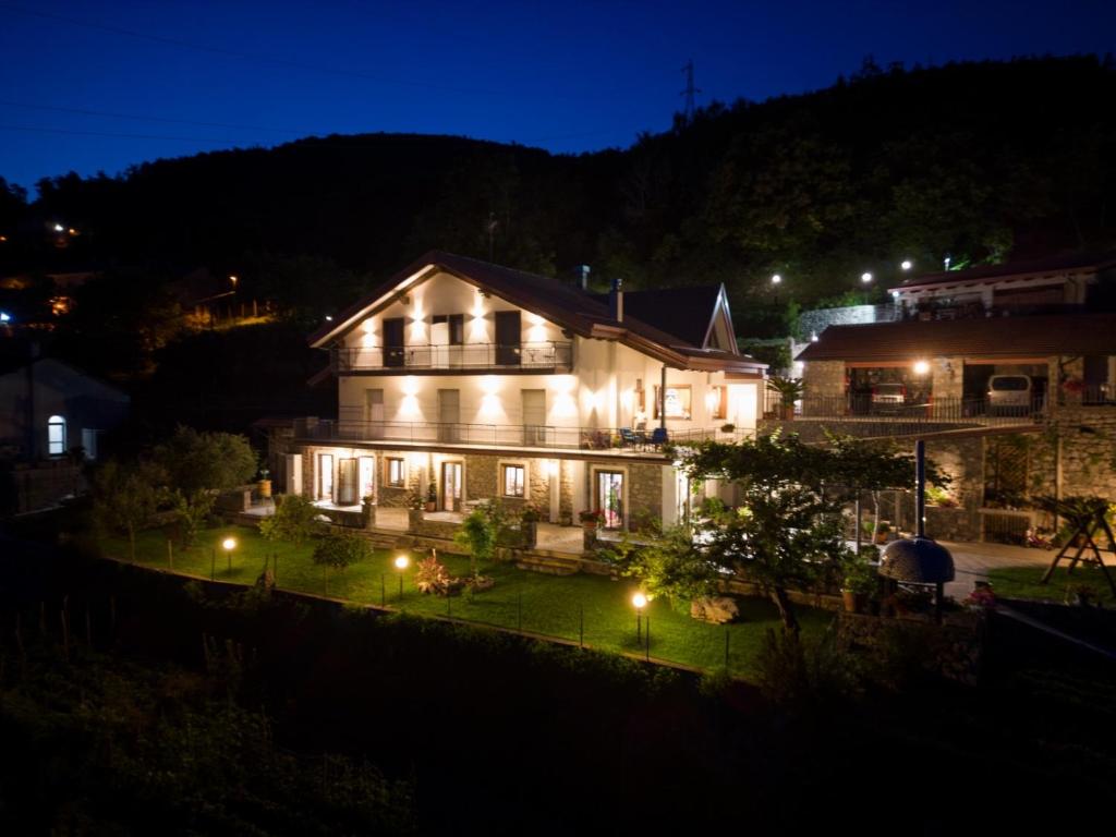 een groot huis met verlichting op de tuin 's nachts bij Agriturismo Punta San Lazzaro in Agerola