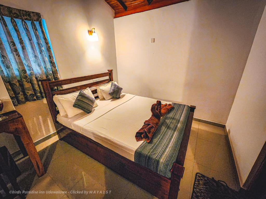 Postel nebo postele na pokoji v ubytování Birds Paradise Inn