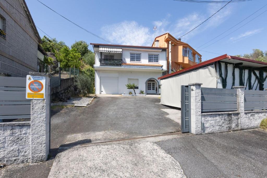 ein Haus mit einem Tor vor einer Einfahrt in der Unterkunft Casa Juliana in Ribadavia