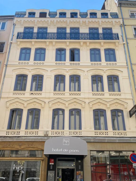 een groot wit gebouw met veel ramen bij Hotel de Paris in Lyon