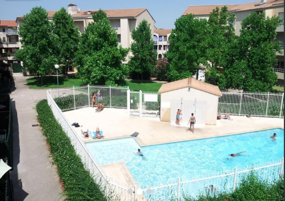 een groep mensen in een zwembad bij Charmant appartement - Residence avec piscine in Montpellier