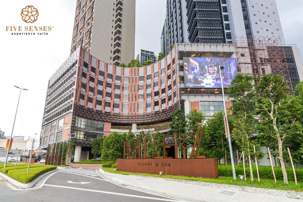 uma rua em frente a um edifício com edifícios altos em Millerz Square Bangsar KL, Five Senses em Kuala Lumpur